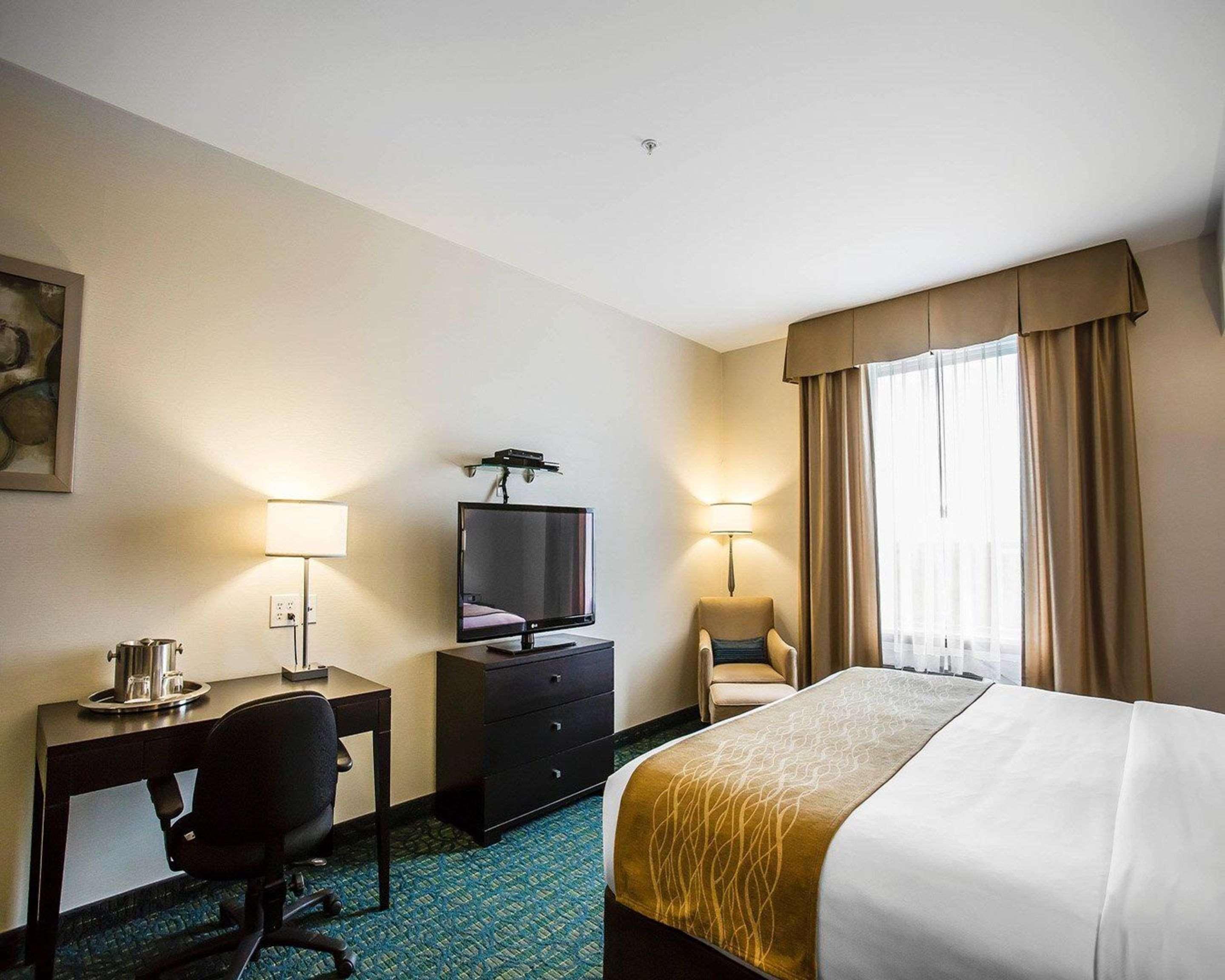 Comfort Hotel Bayer'S Lake Timberlea Bagian luar foto